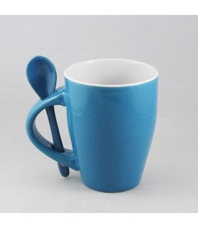 Taza de cerámica azul con cuchara